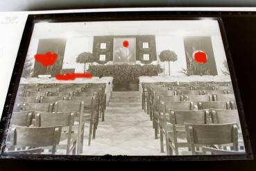 Preview: zwei interessante alte Glasnegative - Gottesdienstraum ? für vier Gefallene