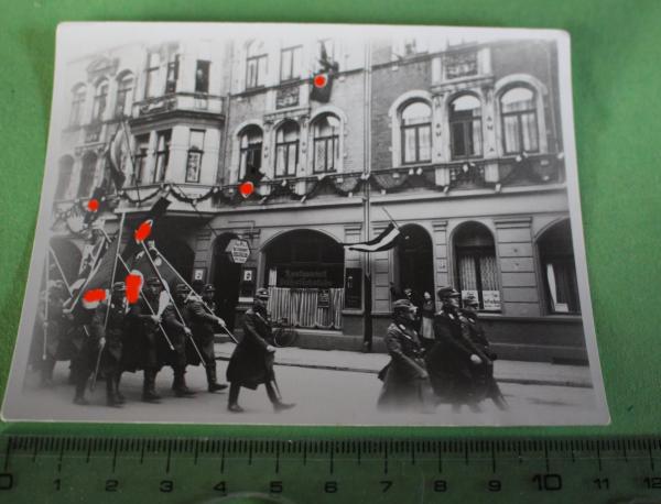 altes Foto , R.A.D. Männer maschieren mit wehenden Fahnen  Ort ??