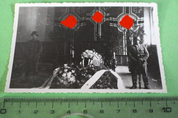 interessantes altes Foto - aufgebahrter Sarg mit Kriegsflaggen und Wache 1940