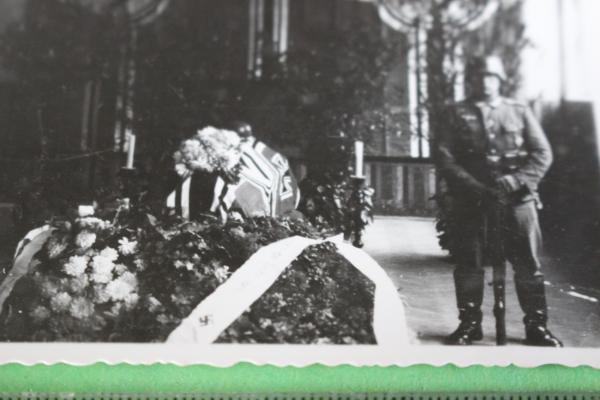interessantes altes Foto - aufgebahrter Sarg mit Kriegsflaggen und Wache 1940