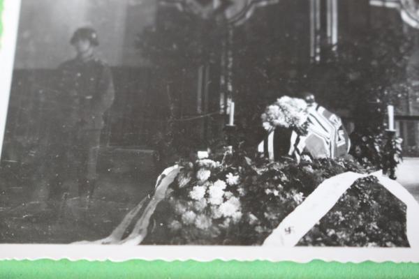 interessantes altes Foto - aufgebahrter Sarg mit Kriegsflaggen und Wache 1940