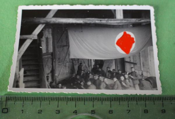 altes Foto - Feier Soldaten mit riesiger HK Fahne