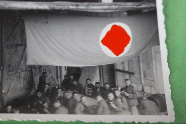 altes Foto - Feier Soldaten mit riesiger HK Fahne