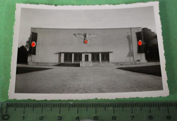 altes Foto - mir unbekanntes Gebäude mit Hoheitsadler und Fahnen