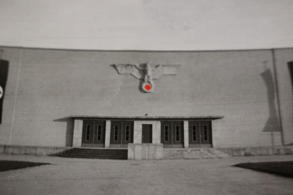 altes Foto - mir unbekanntes Gebäude mit Hoheitsadler und Fahnen