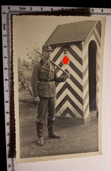 schönes Portait eines R.A.D. Mannes vor Wachhäuschen - Flensburg