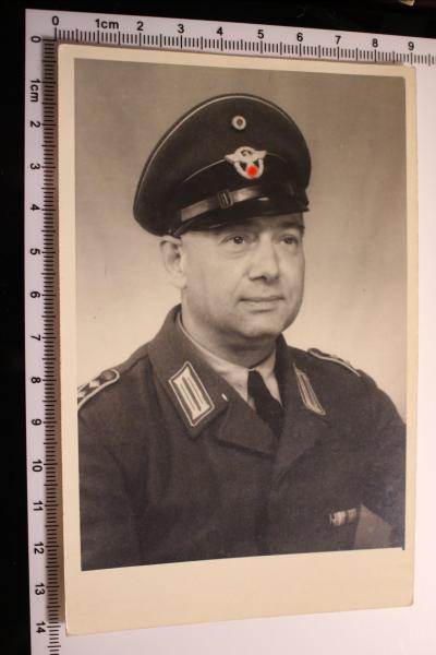 Portrait eines Polizeibeamten mit Bandspange