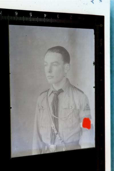 Glasnegativ - Portait eines HJ-Jungen mit Armbinde