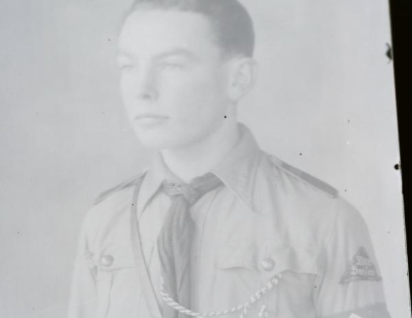 Glasnegativ - Portait eines HJ-Jungen mit Armbinde