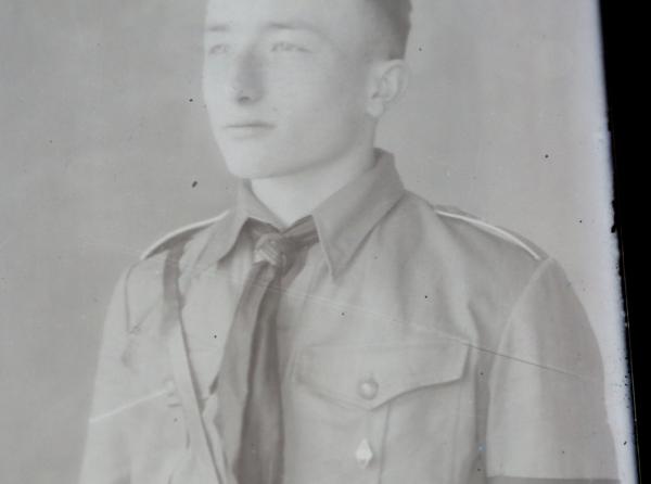 Glasnegativ - Portait eines HJ-Jungen mit Armbinde