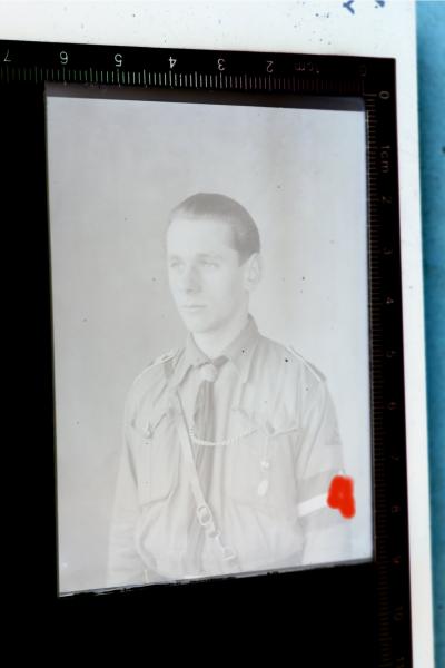 Glasnegativ - Portait eines HJ-Jungen mit Armbinde