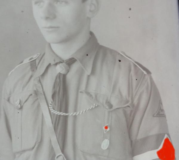 Glasnegativ - Portait eines HJ-Jungen mit Armbinde