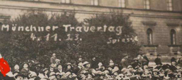alte Fotokarte - Münchener Trauertag 04.11.1923 - Marsch der NSDAX