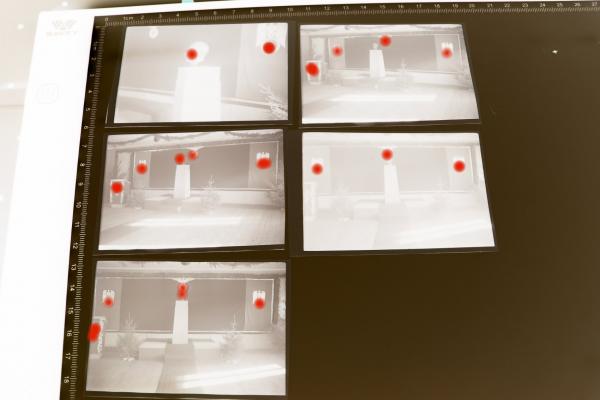 fünf alte Negative - großer Raum mit Hitler-Büste und Hakenkreuzfahnen