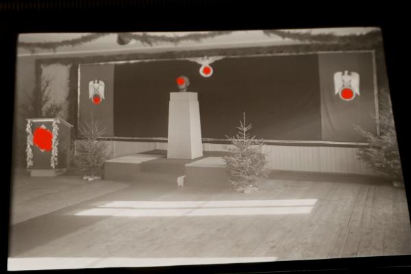fünf alte Negative - großer Raum mit Hitler-Büste und Hakenkreuzfahnen