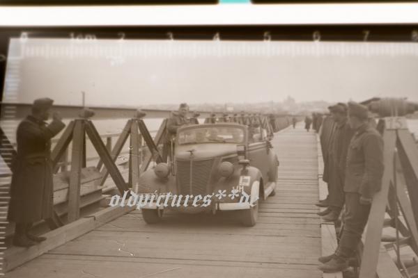 drei alte Negative - Generaloberst Freiherr v. Weichs-Brücke 1941