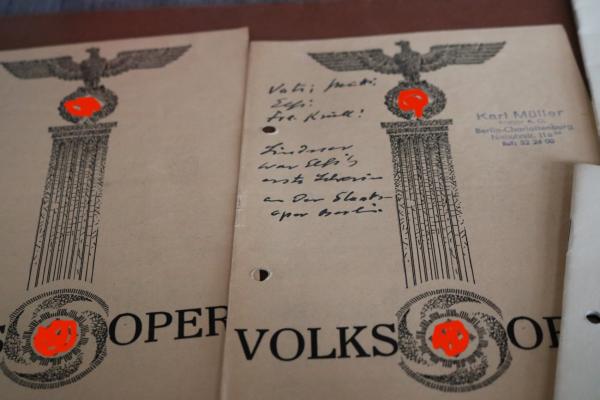 fünf Programmhefte - Staats-Theater Berlin und Volks-Oper teilweise mit Eintrittskarten