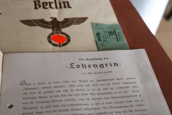 fünf Programmhefte - Staats-Theater Berlin und Volks-Oper teilweise mit Eintrittskarten