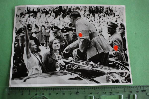 tolles altes größeres Foto - junge Mädchen begrüßen A.H. - beschriftet