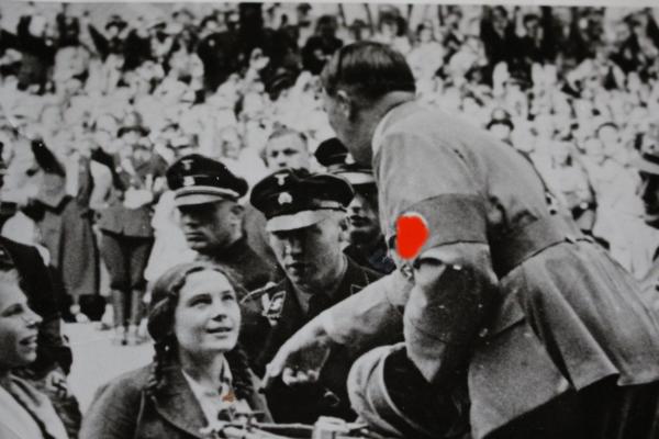 tolles altes größeres Foto - junge Mädchen begrüßen A.H. - beschriftet