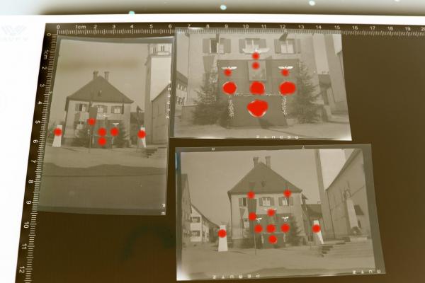 drei alte Negative - Podium mit Hakenkreuzfahnen im Ort aufgebaut