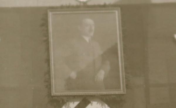 drei alte Negative - Podium mit Hakenkreuzfahnen im Ort aufgebaut