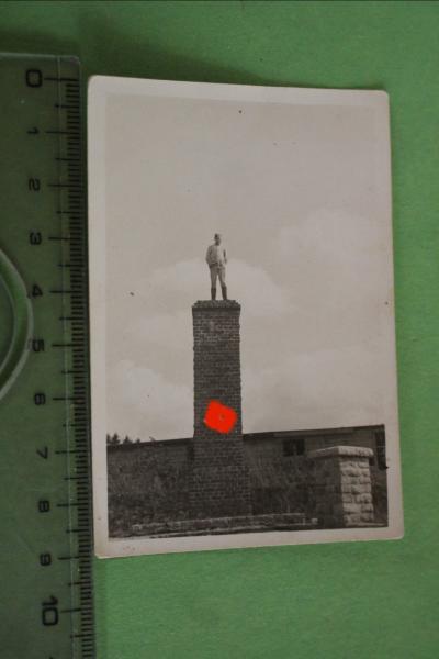 junger Soldat auf Denkmal mit Hakenkreuz