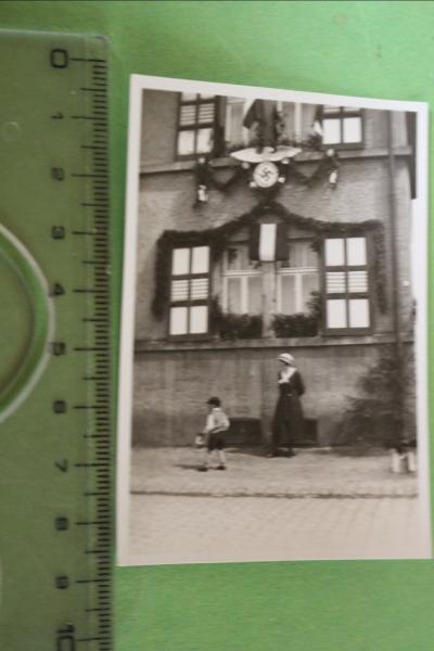 tolles altes Foto - geschmücktes Haus mit Adler mit HK