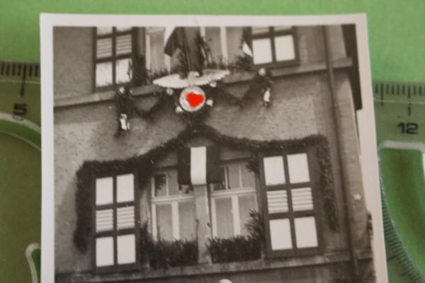 tolles altes Foto - geschmücktes Haus mit Adler mit HK