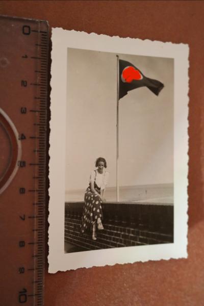 Frau am Südstrand mit wehender Hakenkreuzfahne