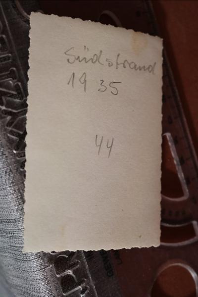 Frau am Südstrand mit wehender Hakenkreuzfahne