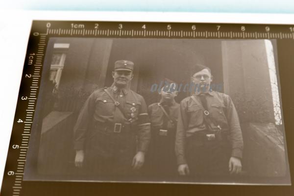 altes Negativ - SA-Mann mit seinen Söhnen - Sturm IV L21