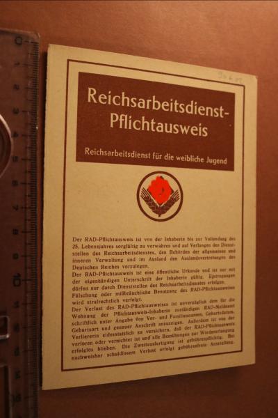 Reichsarbeitsdienst-Pflichtausweis einer Frau aus Würzburg 1944