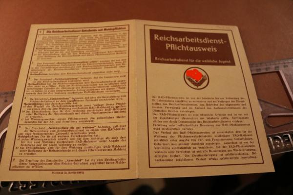 Reichsarbeitsdienst-Pflichtausweis einer Frau aus Würzburg 1944