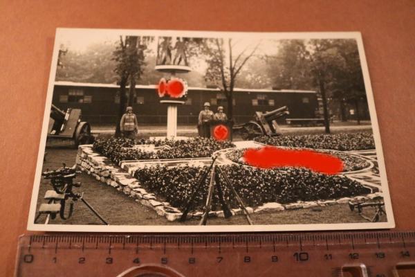 Foto - Kaserne Artillerie-Einheit ?  Ansprache Offizier - Ort ??