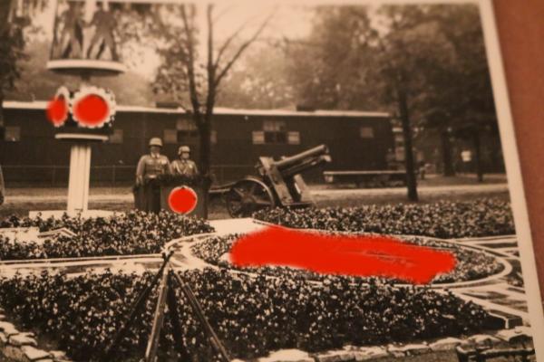 Foto - Kaserne Artillerie-Einheit ?  Ansprache Offizier - Ort ??