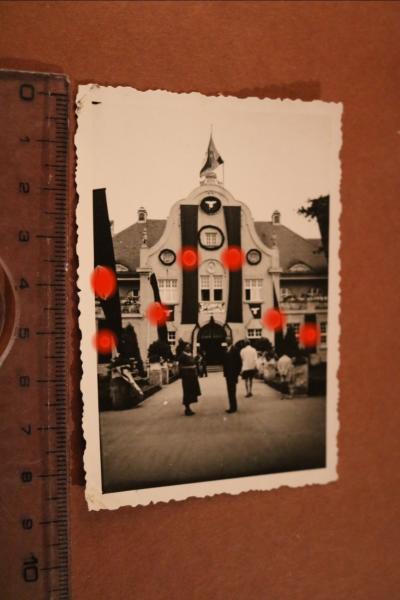 Foto - Gebäude - viele Hakenkreuzfahnen