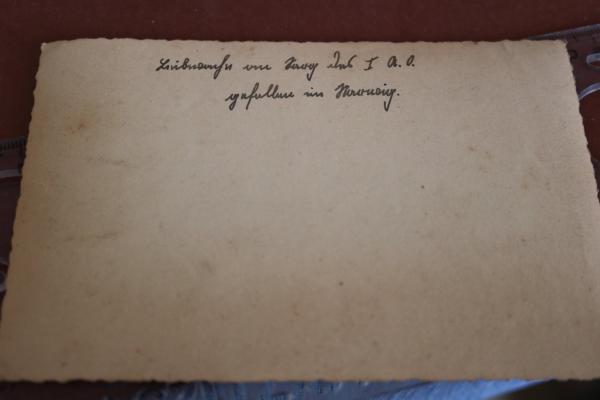 zwei Matrosen bewachen aufgebahrten Sarg