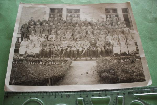 großes Gruppenfoto - SS-Männer und Krankenschwestern