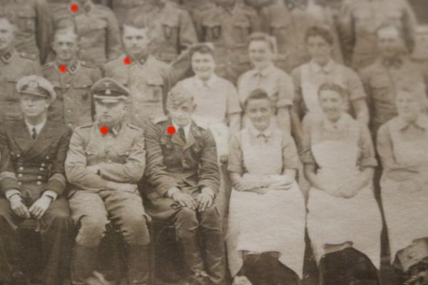 großes Gruppenfoto - SS-Männer und Krankenschwestern