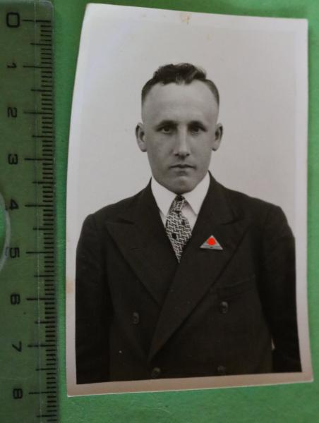 Portrait eines Mannes mit mir unbekannten Hakenkreuzabzeichen