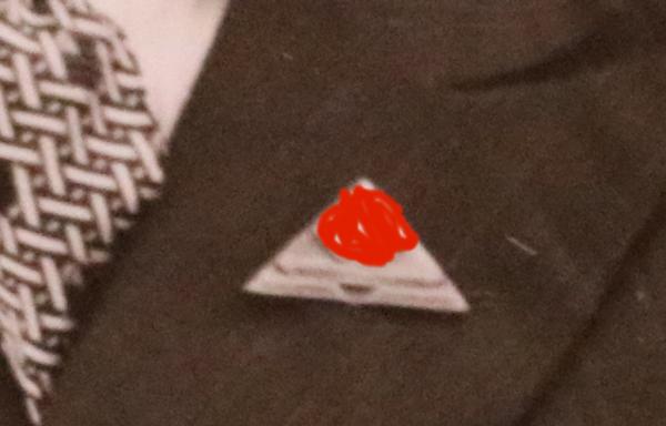 Portrait eines Mannes mit mir unbekannten Hakenkreuzabzeichen