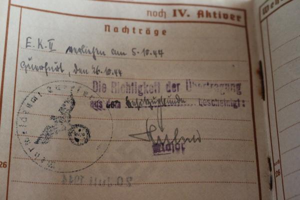 Military pass of a soldier with original EK II - manufacturer 27