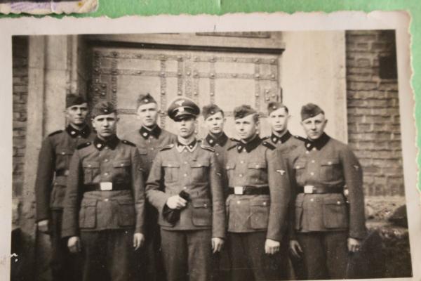 drei Fotos eines SS-Mannes - Passfoto - Feier - Gruppenfoto