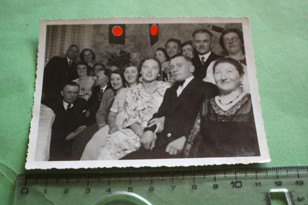 Familienfeier  im Dritten Reichen Hakenkreuzfahnen