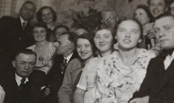 Familienfeier  im Dritten Reichen Hakenkreuzfahnen