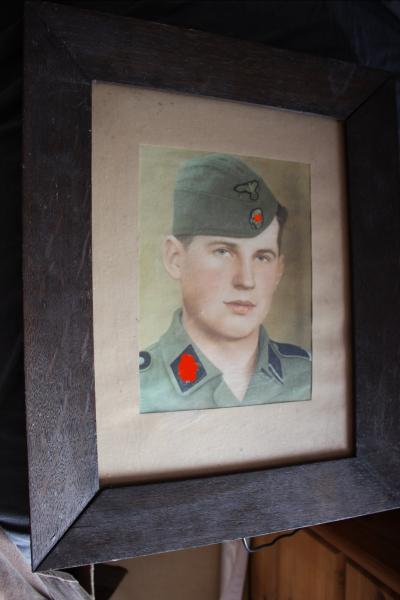 original Portrait eines SS-Mannes nachcoloriert im Bilderrahmen