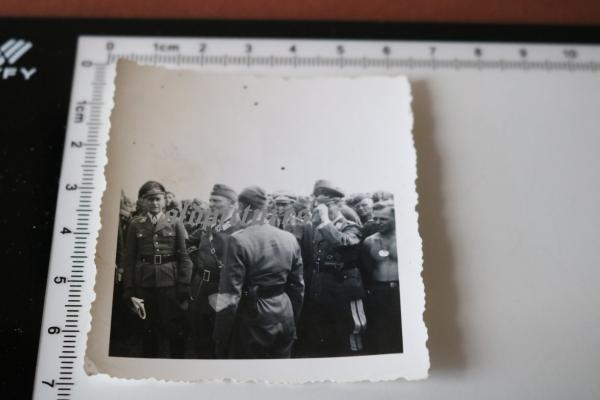 Schnappschuss - Göring und ein RKTräger bei Truppenbesuch