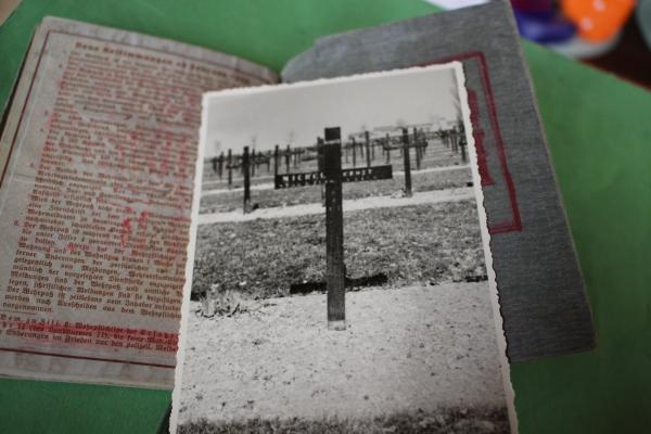 Military record of a soldier + photo grave