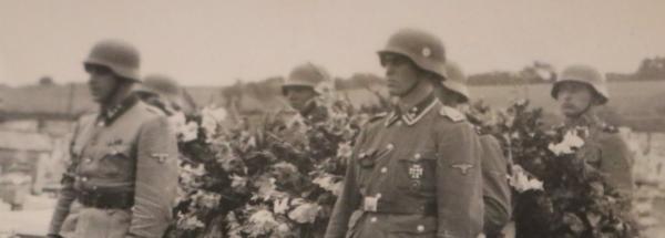 sieben alte Fotos - SS-Soldaten der LSSAH bei Beisetzung von Kameraden